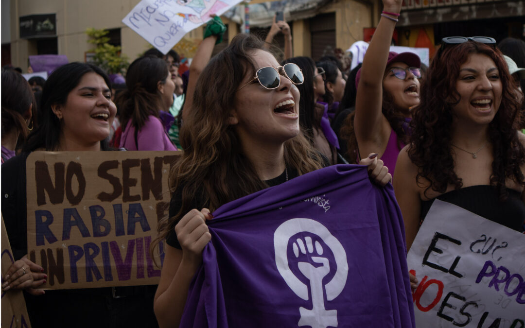 Los rastros de una huella colectiva color morado y verde: la marcha por el Día Internacional de la Mujer en Cochabamba